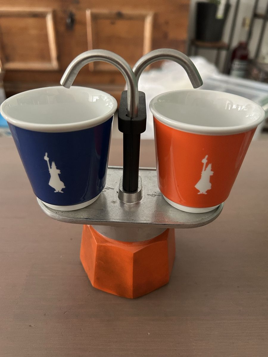 Macchine per caffè & Macchine per espresso: Original Bialetti Moka Express + 2 Espresso-Tassen – Usato da Basel venduto da Negroni94