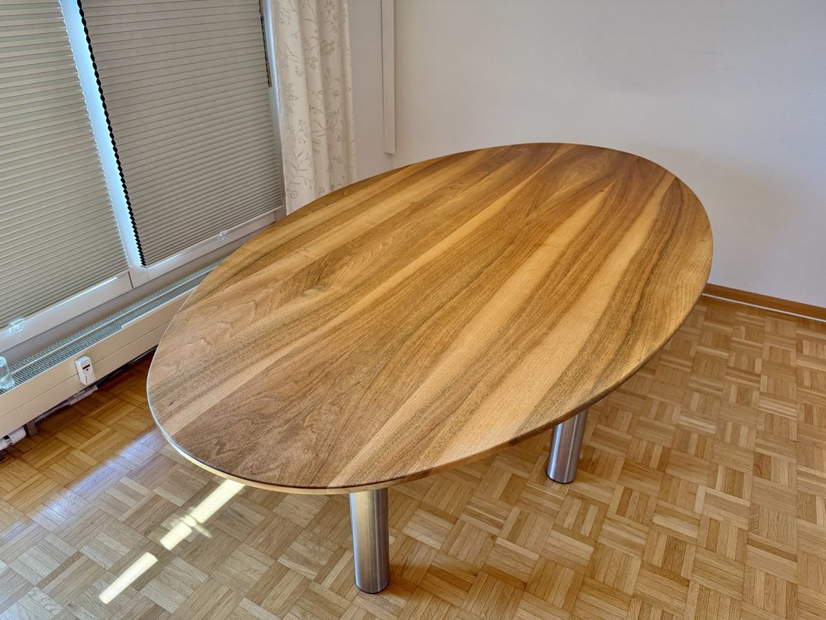 Tables: Esstisch aus Nussbaumholz, massiv – D'occasion à Birsfelden par Stadtcowboy 4
