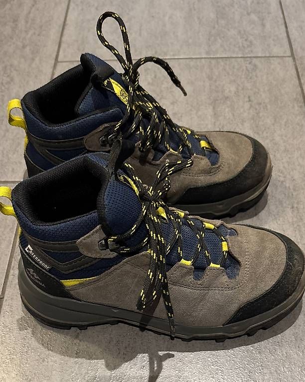 Decathlon Scarpe per ragazzi: Kinderwanderschuhe Quechua Gr. 33 – Usato da Humlikon venduto da Pflanze2 1
