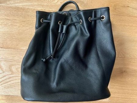 NA-KD | Schwarzer Rucksack aus Kunstleder | neuwertig