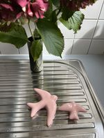2 hirondelles en céramique rose pâle