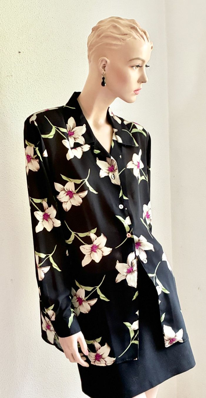 Blusen: Bluse mit Blumenprint mit schwarzem Jupe – Gebraucht aus Kloten von Nephty 4