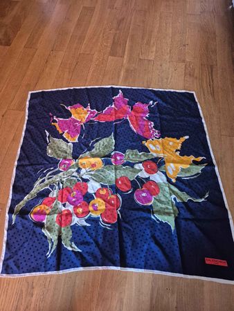 Carré Balenciaga pois cerises et papillons multicolores