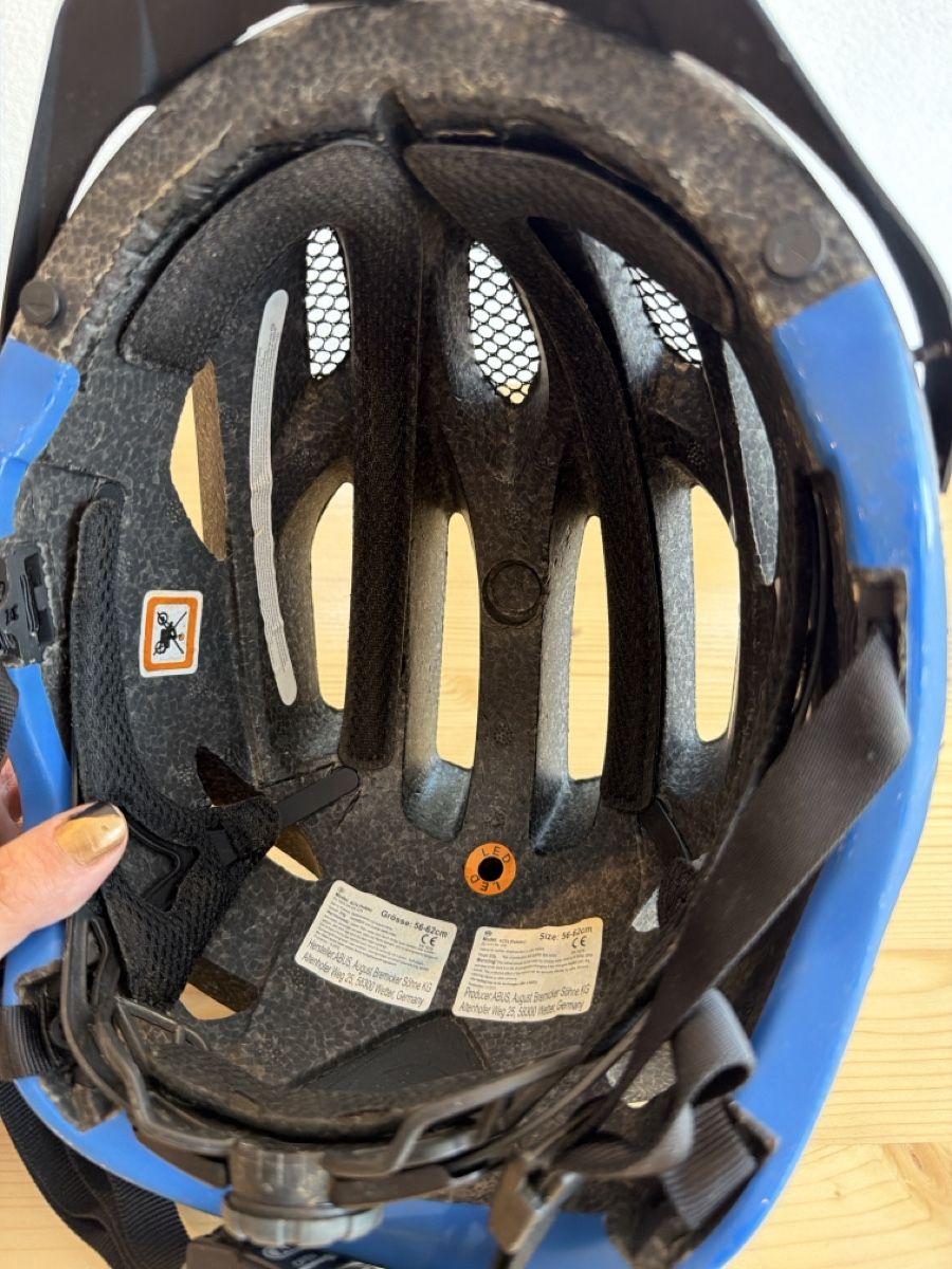 Abus Casques: Velohelm ABUS mit LED Grösse 56-62cm  – D'occasion à Tafers par nicole.ts 4