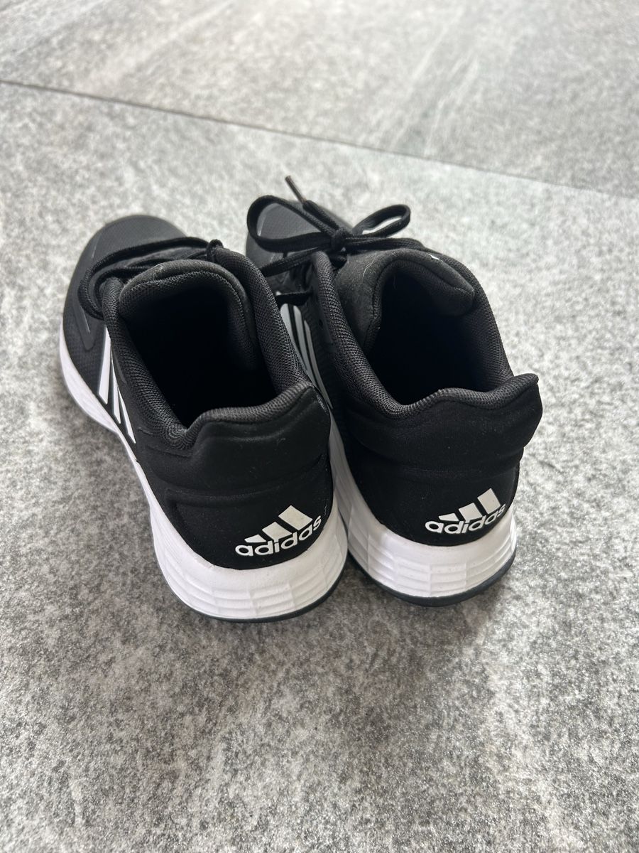 Adidas Chaussures garçon: NEU ungebraucht Adidas Turnschuhe Sneaker – Neuf (Voir description) à Küssnacht am Rigi par Happy_home 1