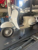 Vespa Primavera 125 und Vespa Emblem. 