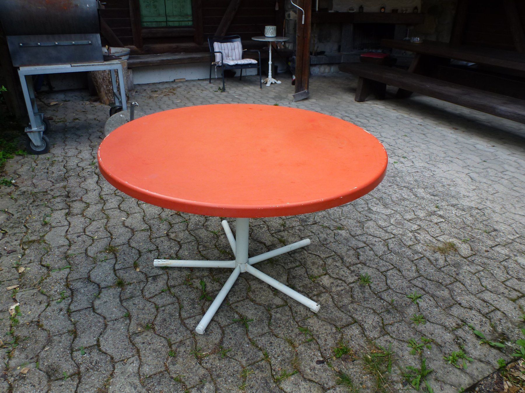 Schaffner Tavoli: Runder Gartentisch rot, stabil,klappbar, von Schaffner – Usato da Oberuzwil venduto da Ragtop52 1