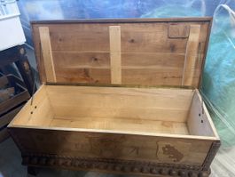 Truhe mit Schnitzerei und Wappen 1971 Holz 90x45x40cm