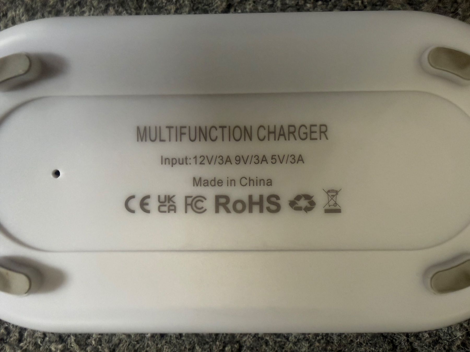 Ladegeräte: Multifunktionale Ladestation - Neuwertig, Grau/Weiss – Gebraucht aus Bubikon von Simbeli 2