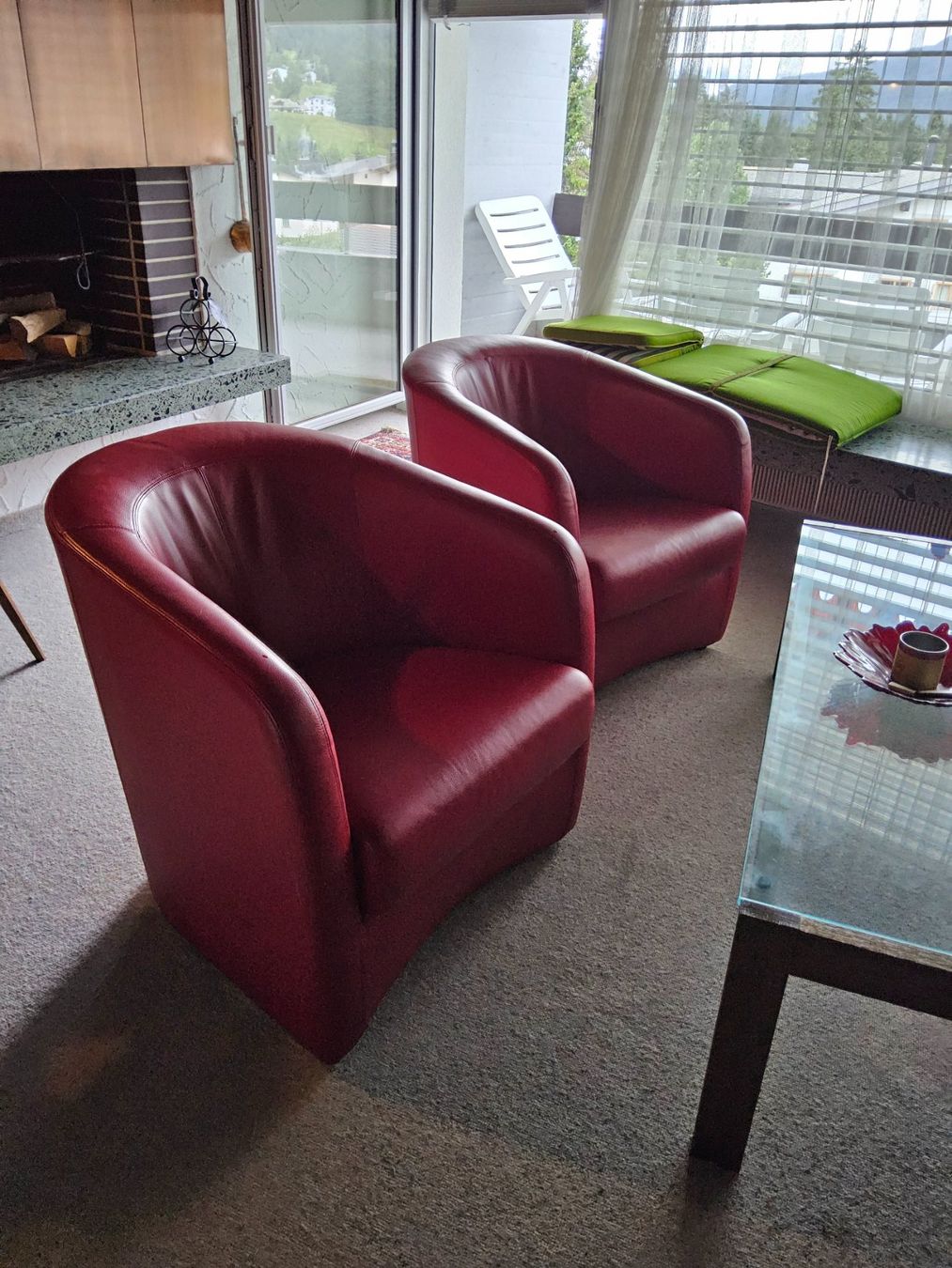 Sofas: Rotes 2er Sofa mit zwei Sesseln – Gebraucht aus Valbella von fra_wx2q 1