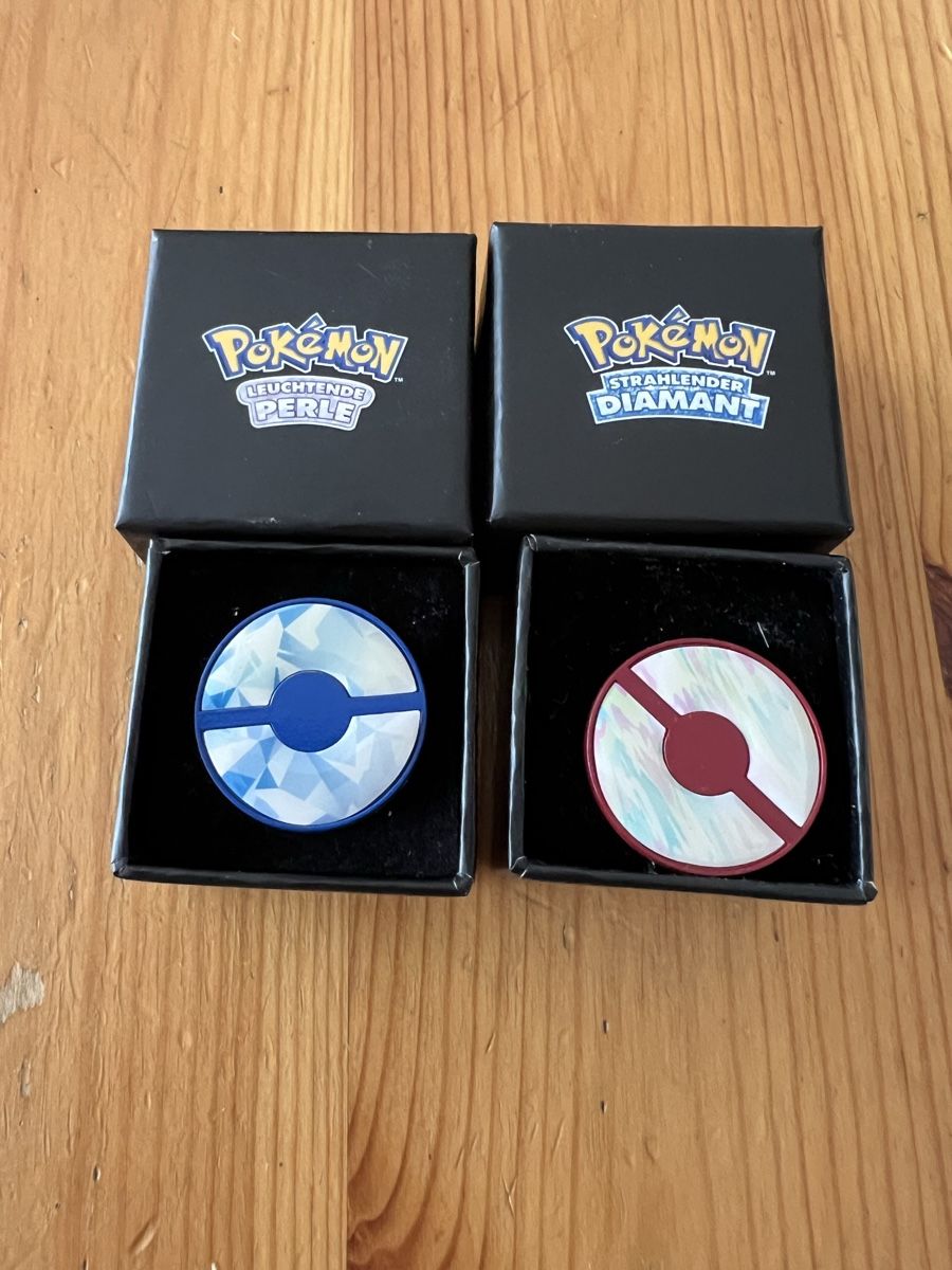 Pokémon Plaketten & Abzeichen: 2 Pin Pokémon Perle und Diamant Durchmesser ca. 3cm – Neu (gemäss Beschreibung) aus Basel von veralt