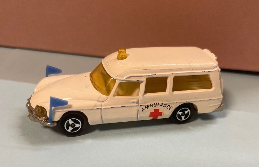 Citroën DS 21 - rouge Bordeau - Majorette 1/65 - made in France