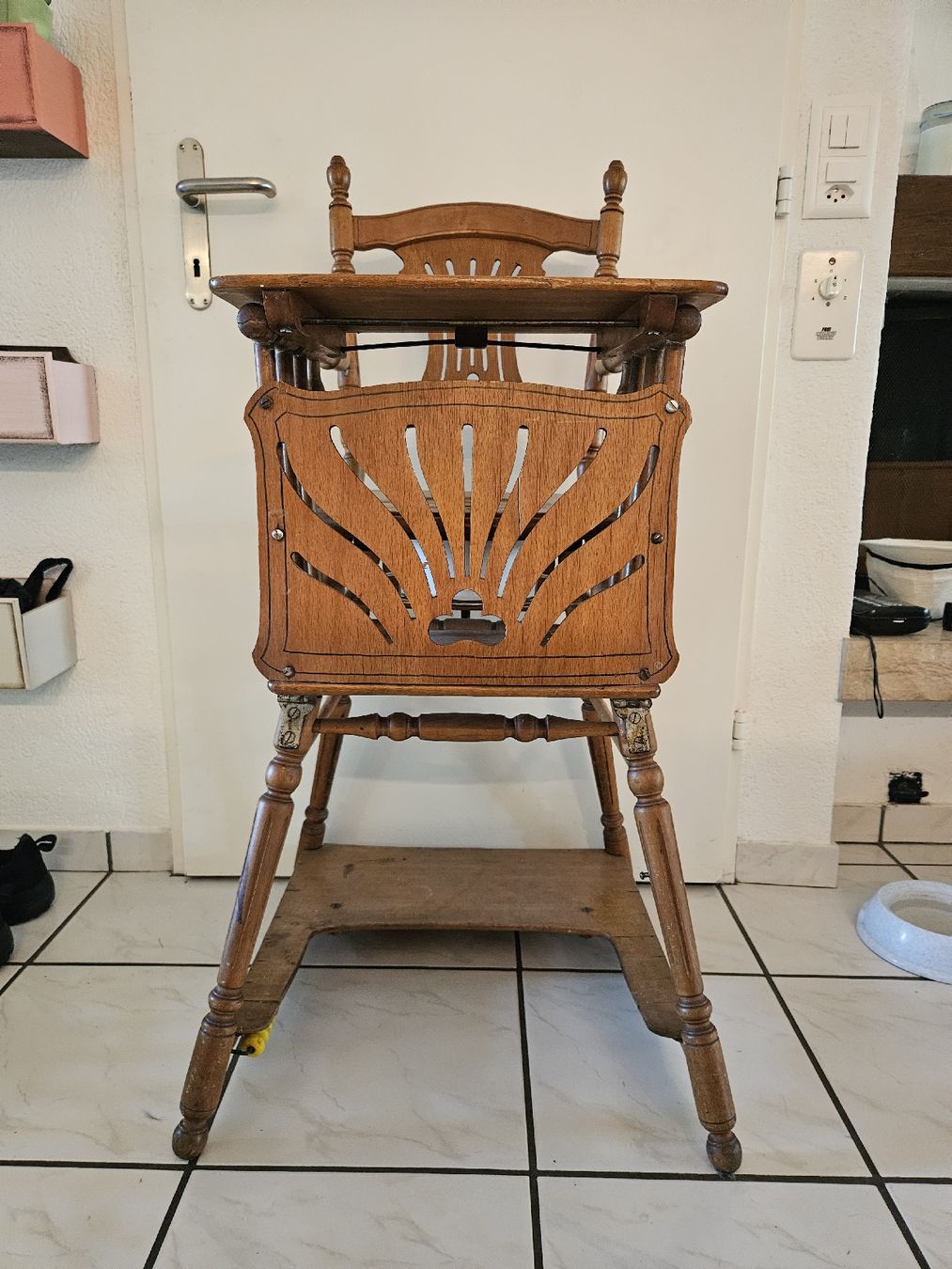 Chaises hautes: Kinderstuhl Holz Antik Jugendstil – D'occasion à Fulenbach par lua_755r 1