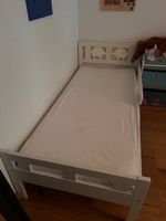 Kinderbett mit Regal