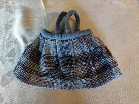 Älteres süsses Puppenträgerröckli