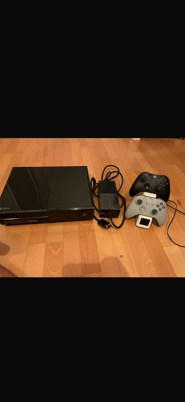 Microsoft Konsolen: Grosses Xbox One Bundle  Konsole + 2 Controller + 16 Spiele – Gebraucht aus Illnau von kevin_k01