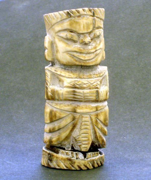 Sculptures & Statues: Handgeschnitzte Knochen-Figur eines Kriegers oder Adligen – Neuf avec emballage d'origine à Geroldswil par ARTEFACTO