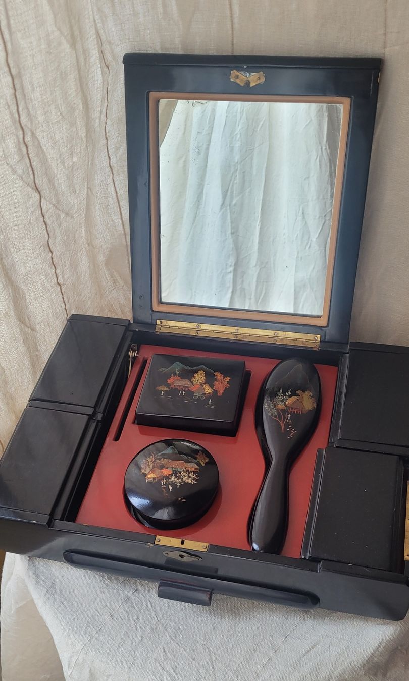 Tavoli da trucco: Exceptionnelle coiffeuse de voyage ancienne, en laque. – Usato da Vevey venduto da lba_dd82 2