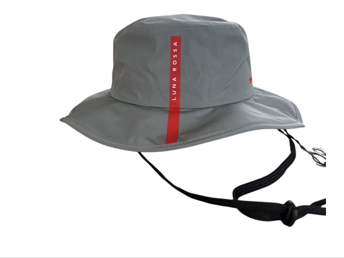 Prada Copricapi, berretti & cappellini: Prada Luna Rossa Buckethat Grau Grösse M – Nuovo (secondo la descrizione) da Zürich venduto da PacoSells 1