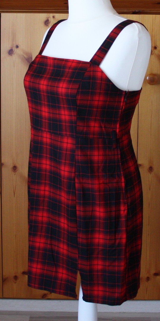Vestiti: Trägerkleid DIVIDED rot-schwarz Gr. 46 NEU – Nuovo (secondo la descrizione) da Flüelen venduto da Diversicum-Curvy 3