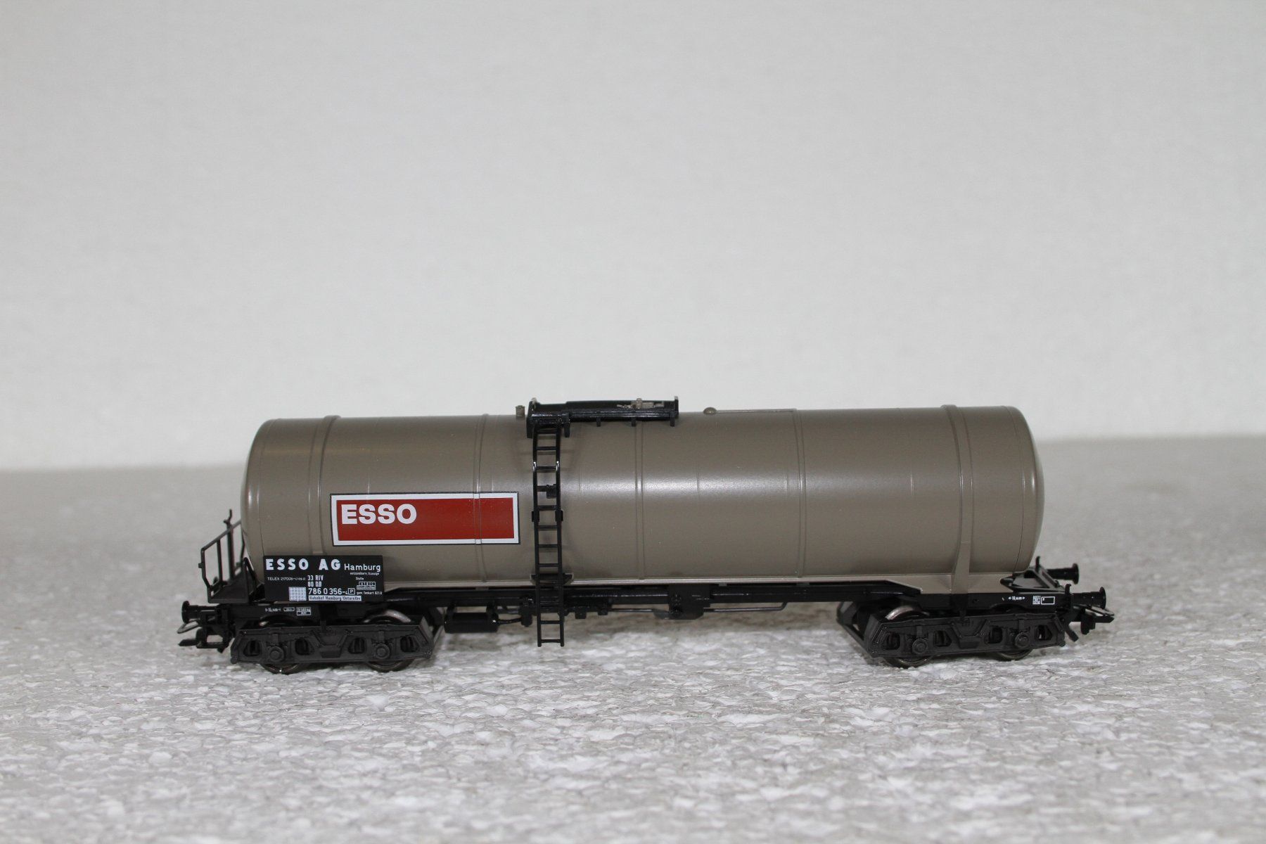 Märklin Modellini di ferrovie: Märklin 4754 Esso Kesselwagen – Usato da Triesen venduto da cor_62ts 1