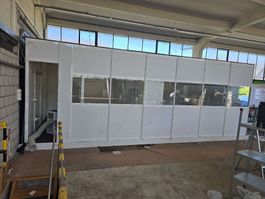 Bürocontainer mit Fenster.