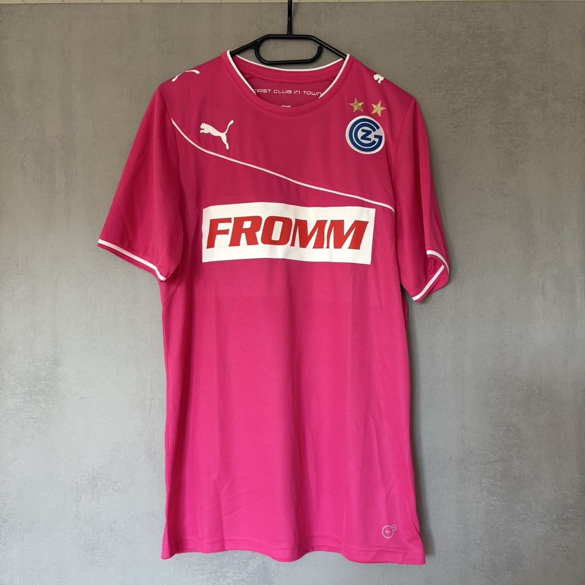 Puma Canottiere & Pantaloni: Grasshoppers Trikot Puma 2013/2014 – Nuovo (secondo la descrizione) da Winterthur venduto da LaBodega