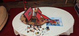 Grosses Totenkopf - Piraten - Kampfschiff mit viel Zubehör