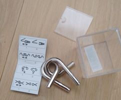 Metall-Puzzle in Acrylbox Knobelspiel 5 x 5 x 5 cm Cc