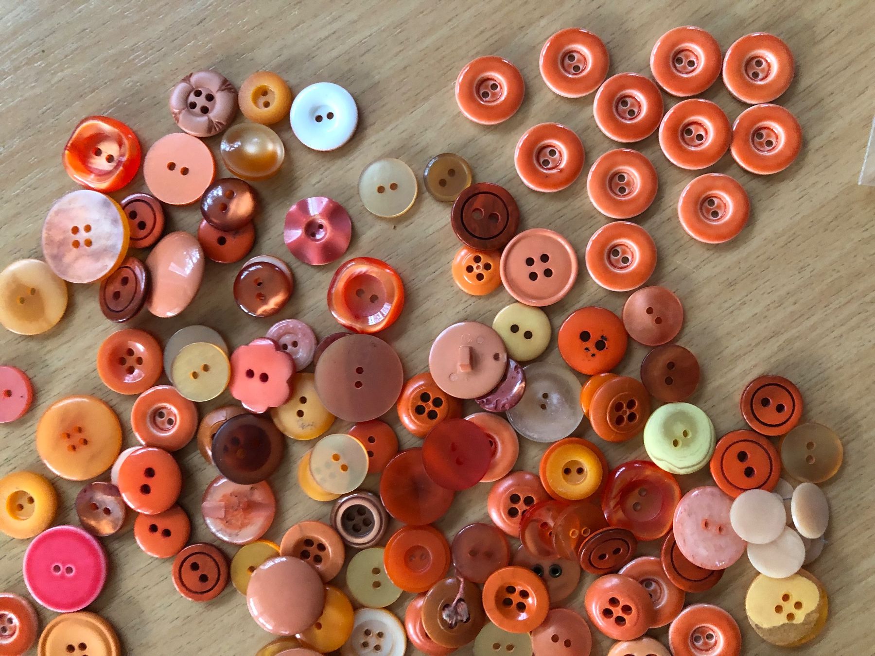 Knöpfe: Lot Knöpfe Orange ca. 200 gr. – Gebraucht aus Sirnach von Goforit2001 1