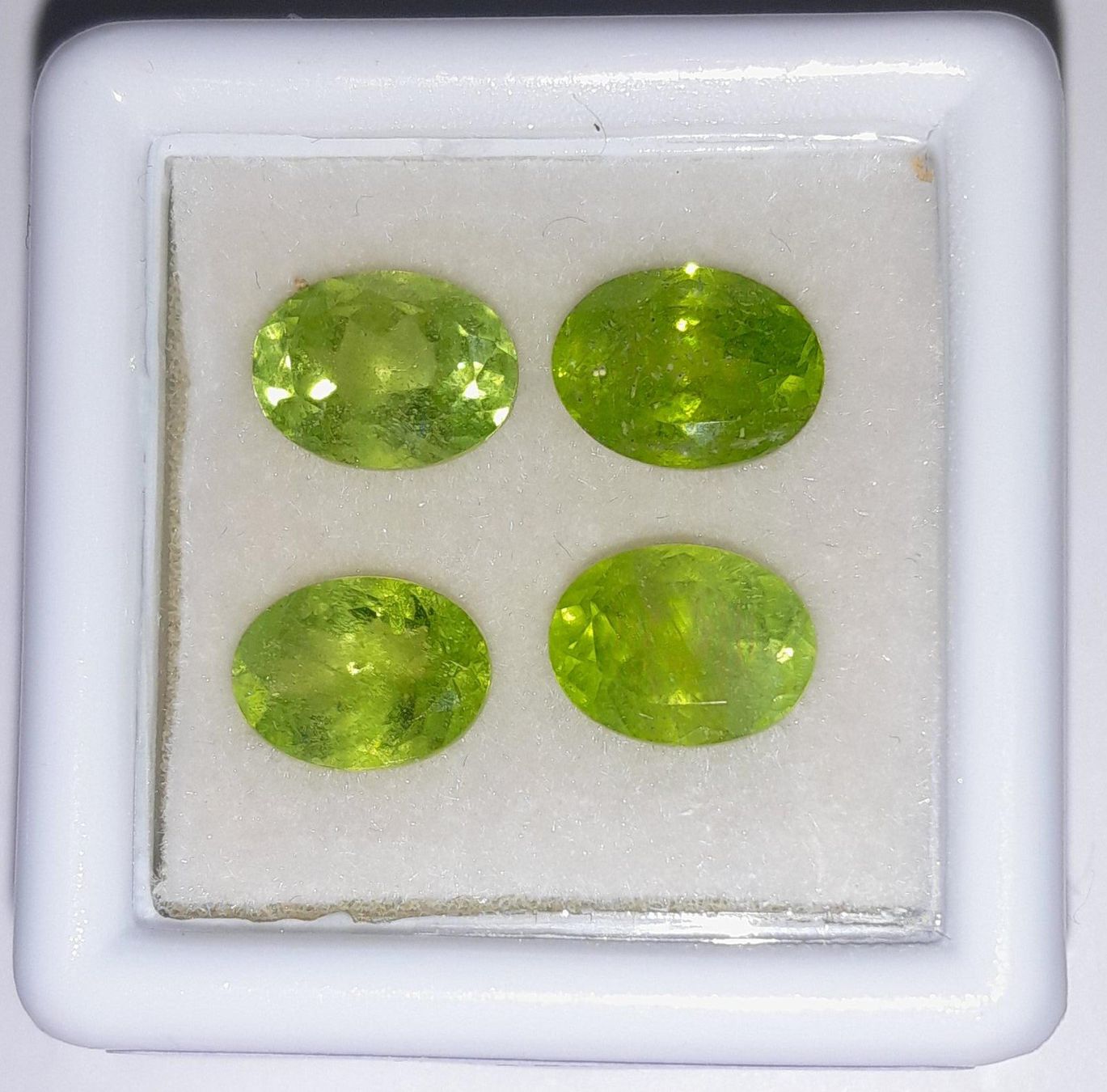 Edelsteine: 4x Péridots 8x6 mm - Valeur 230.- Fr – Neu (gemäss Beschreibung) aus Grimisuat von Valgem