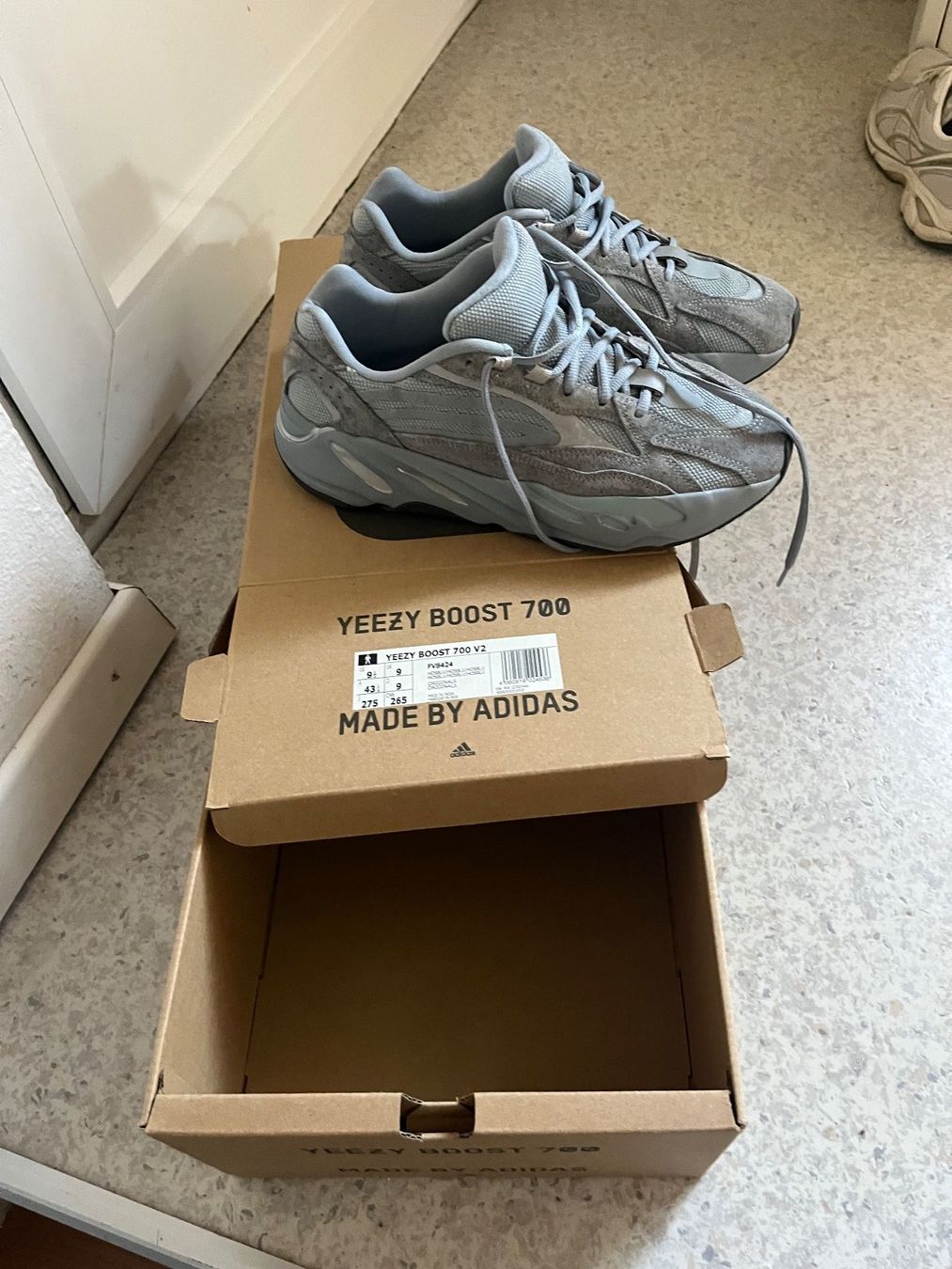 Adidas Herrenschuhe: Adidas Yeezy Boost 700 V2 – Gebraucht aus Utzenstorf von Ismaele 9
