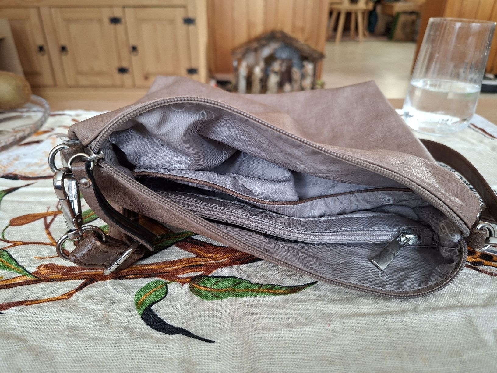 Taschen für Damen: Emily & Noah Handtasche, neuwertig, Herbst-chic! – Neu (gemäss Beschreibung) aus Marbach LU von antanarivo 3