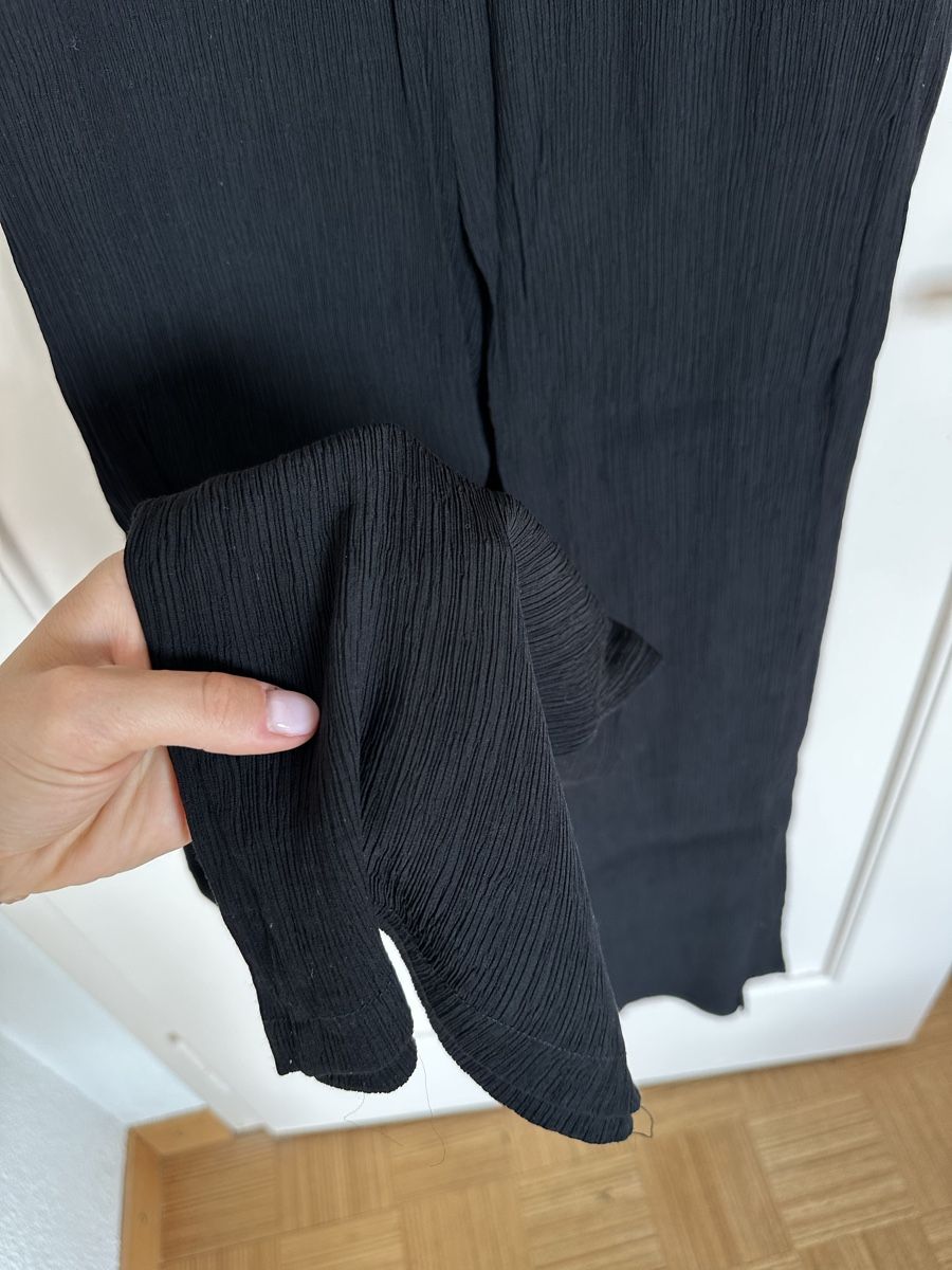 Bershka Hosen: Black thin trousers  – Gebraucht aus Orvin von mboder 1