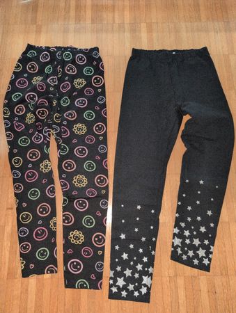 2 Leggings  schwarz mit Sternen/ Smiles Grösse 152 gebraucht