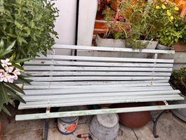 Sehr schöne Gartenbank, die Pflege braucht