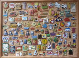 PIN, SAMMLUNG VON ÜBER 100 SCHÖNEN PINS AUF KORKWAND
