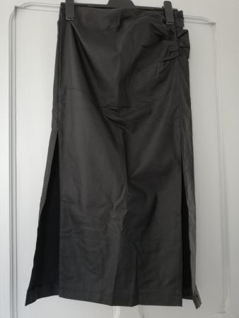 Jupe noire simili cuir fendue