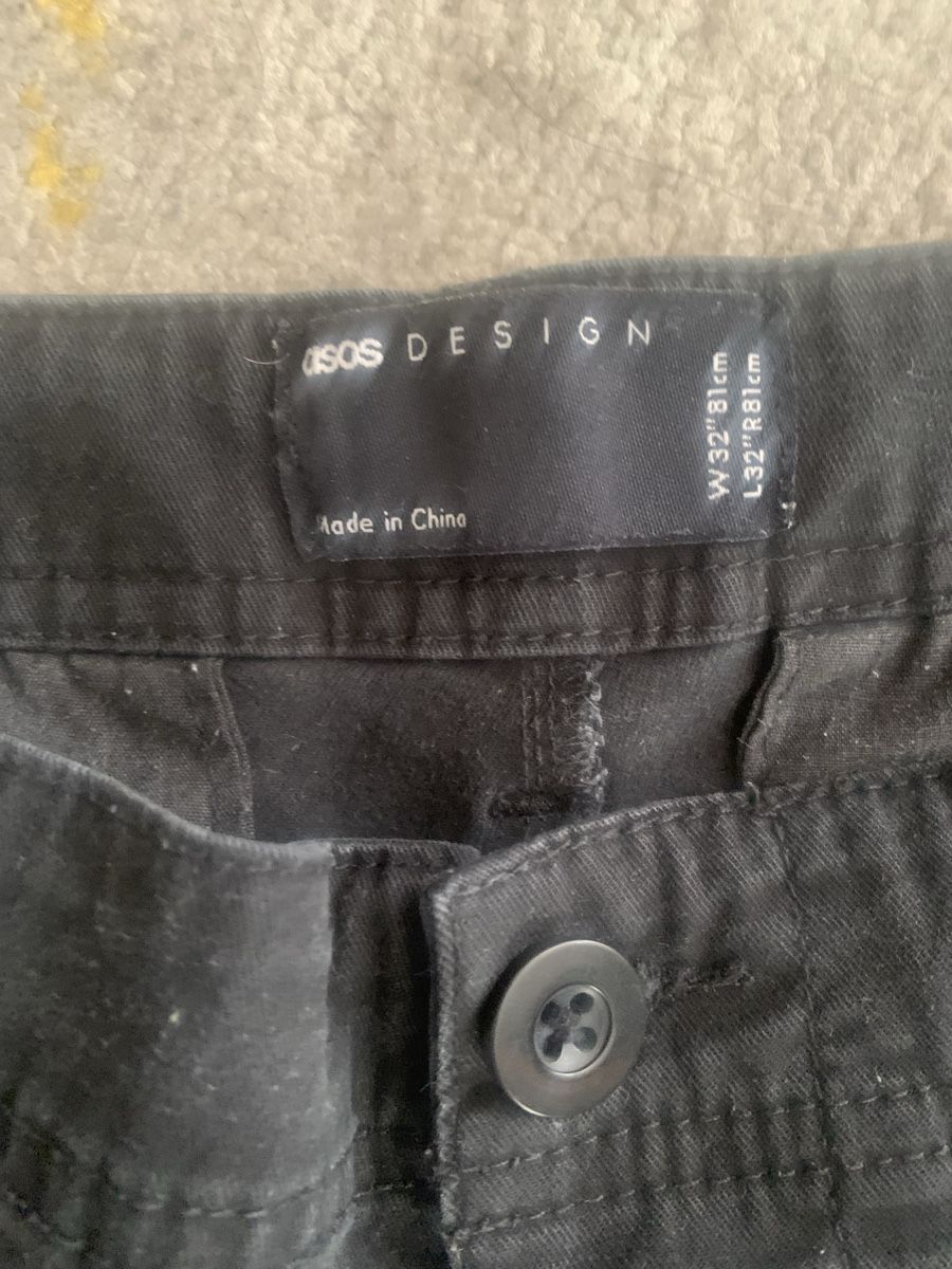 Asos Pantaloni: Schwarze ASOS Cargo-Hose Gr. W32/L32 – Usato da Münchenstein venduto da Alpinevintage 1