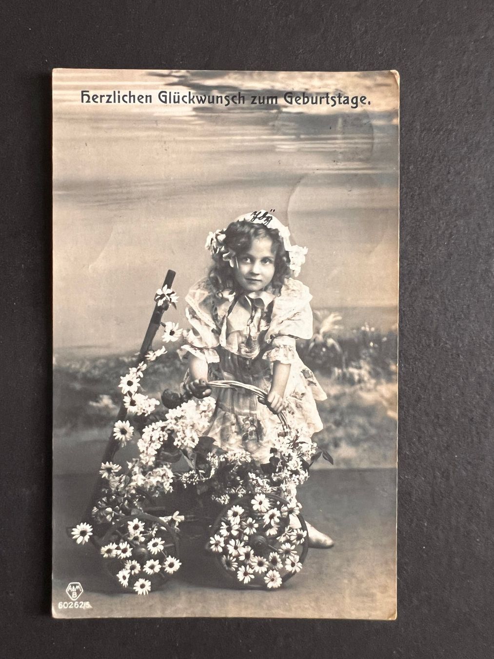 Cartoline postali: Ansichtskarte Mädchen mit Blumen 1918   (P746) – Usato da Hinwil venduto da Sidi4