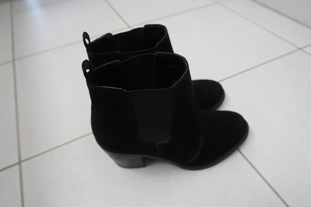 H&M Chaussures femmes: schwarze Winterstiefel – D'occasion à Bassersdorf par secondhand_clothing