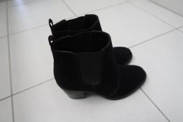 schwarze Winterstiefel