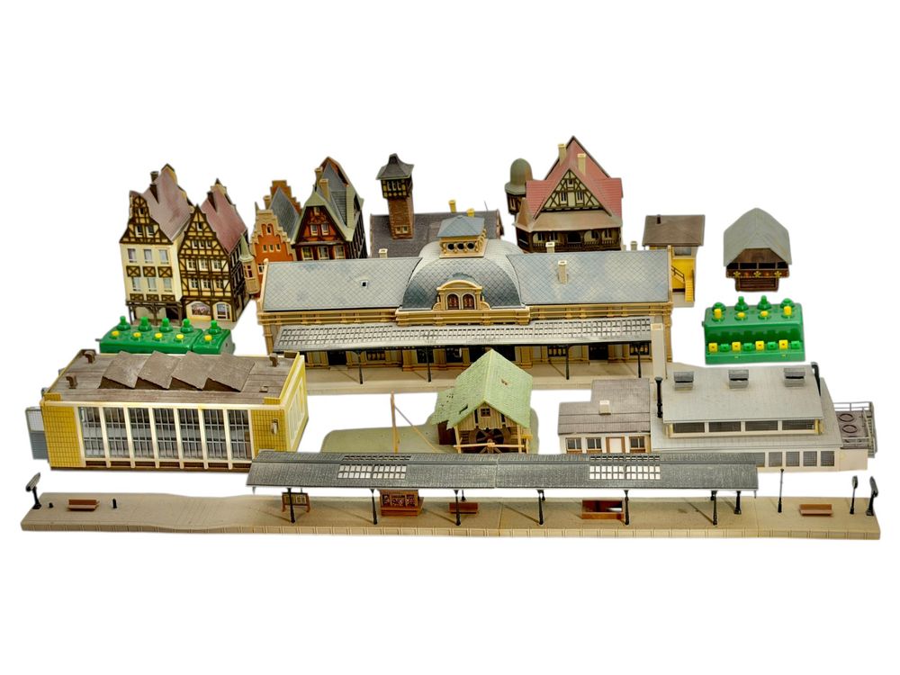 Lot de 11 bâtiments miniatures pour circuits de train (D #39 occasion) à