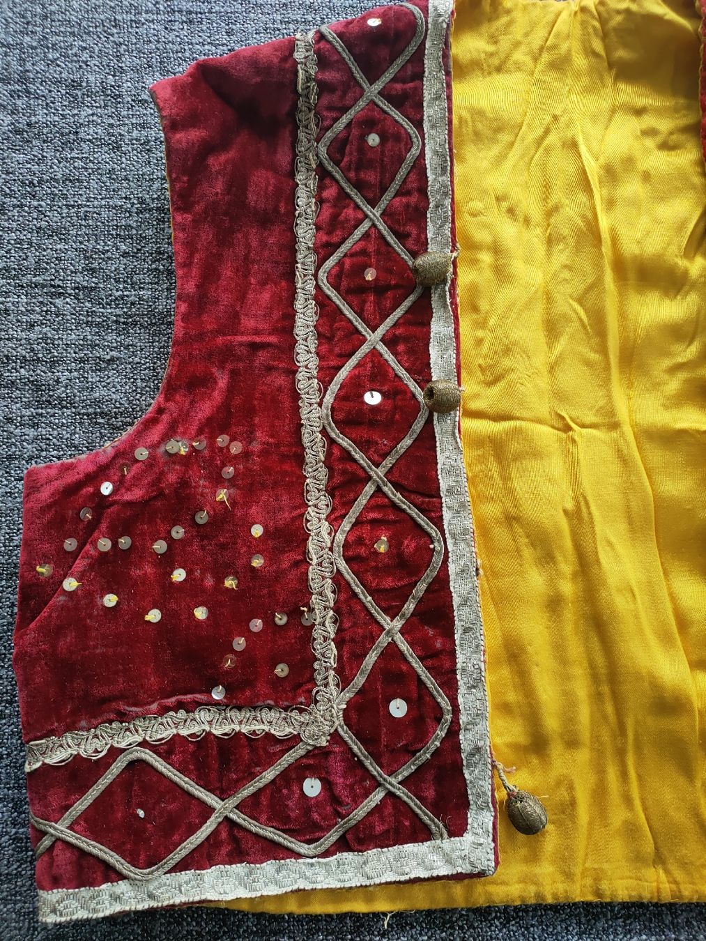 Costumi: Vintage Samtweste, Grösse M, rot/gold - – Usato da Gipf-Oberfrick venduto da minini 2