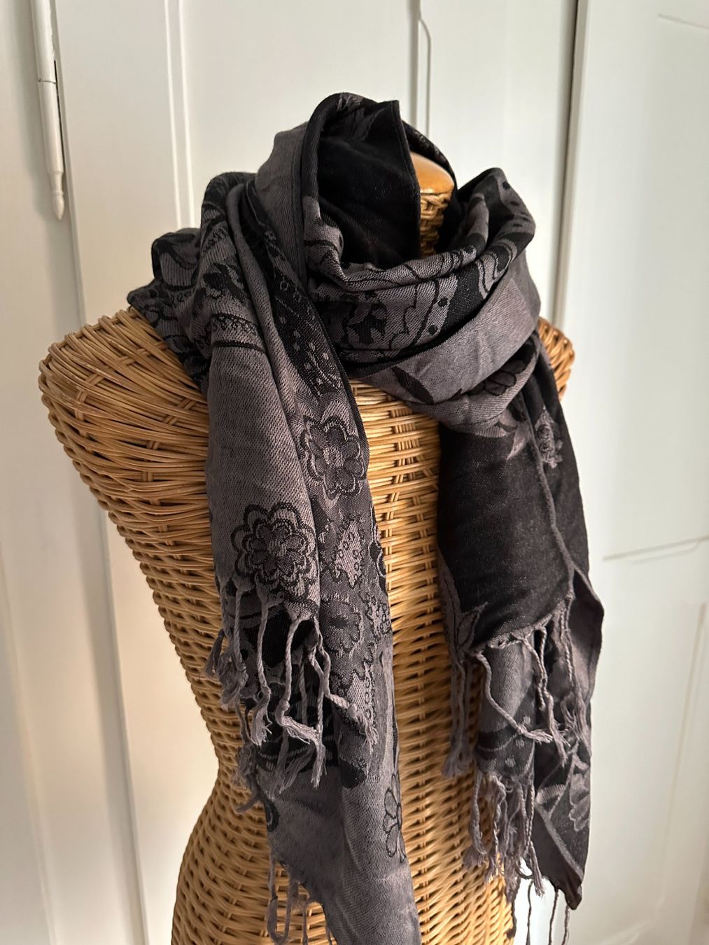 Foulards & écharpes: Kaschmir Schal schwarz-grau gemustert – D'occasion à Zürich par Diazaio 1