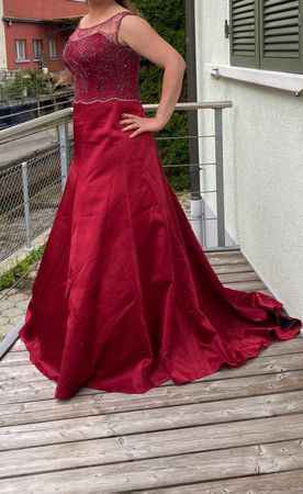 Abendballkleid helleres bordeau, Satin,mit Bestickungen oben
