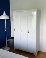 Weisser Spindschrank mit 3 Abteilungen