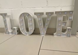 Leuchtbuchstaben „LOVE" - Dekoration