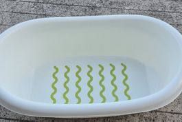 Baby-Badebecken weiss mit Wellenmuster guter Zustand