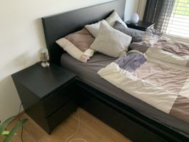 Ikea Malm Bett mit 4 Schubladen und 2 Nachttischen